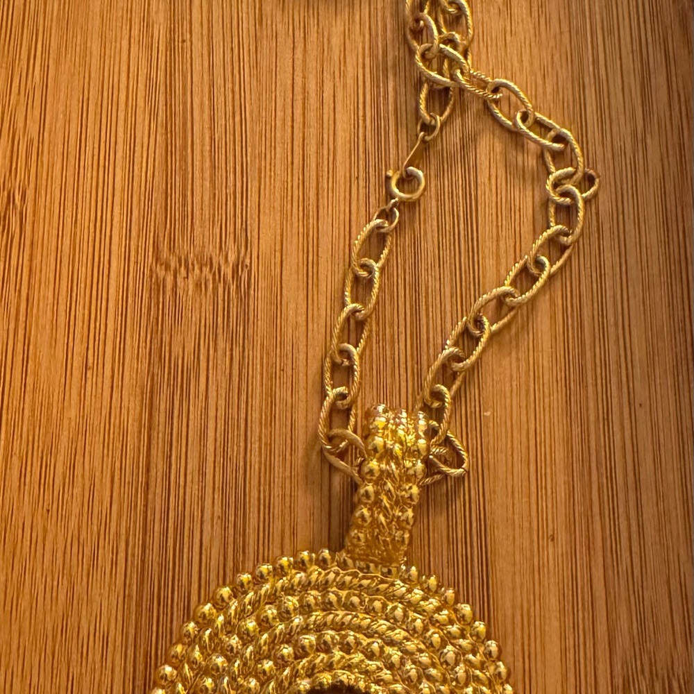 VTG Modern Avon Medallion Necklace - Picture 15 of 15